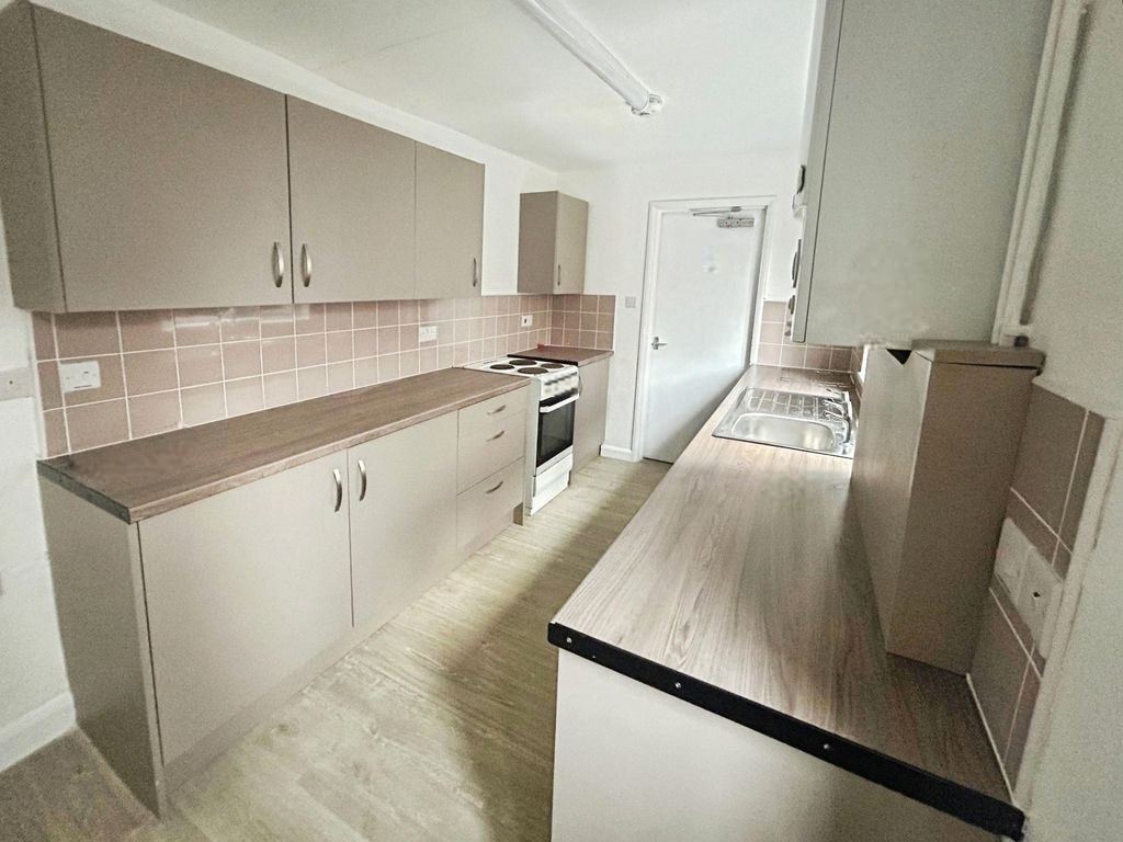 Property photo 1 of 8 Kitchen