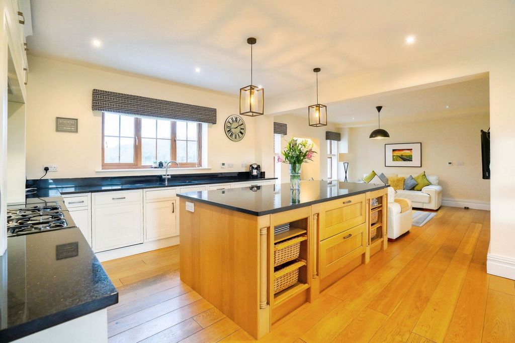 Property photo 3 of 84