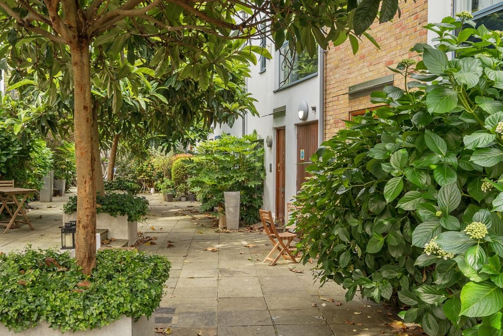 Property photo 3 of 15 Courtyard