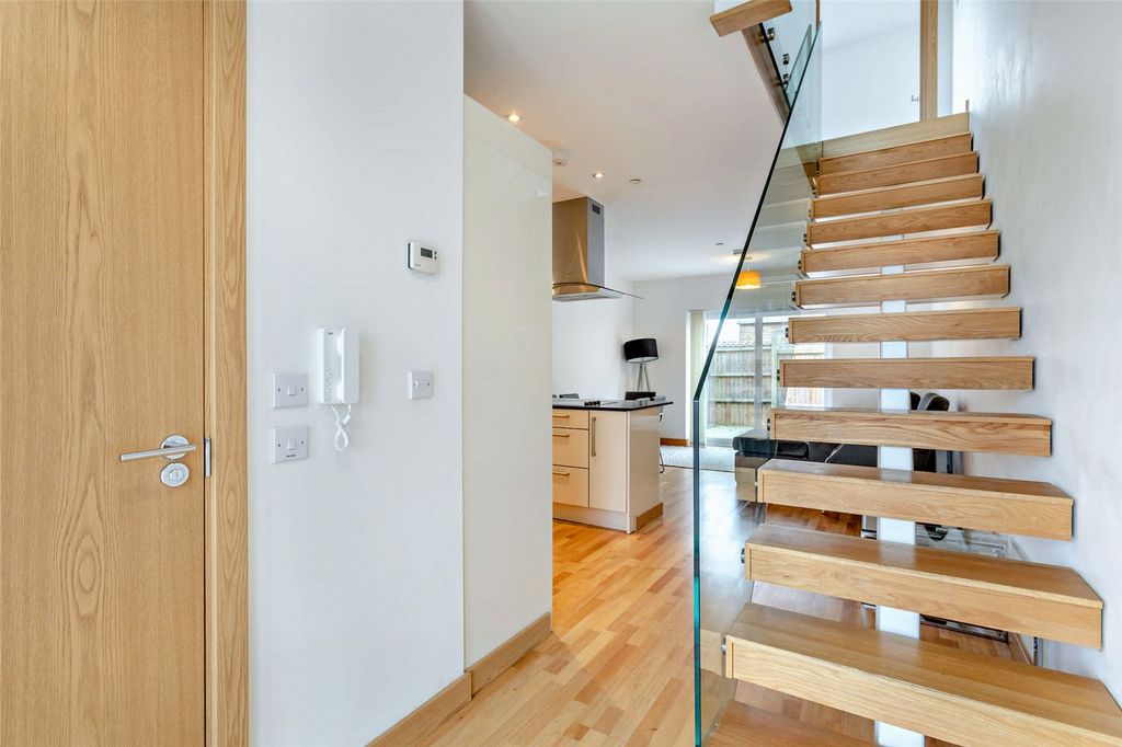 Property photo 3 of 17 Entrance