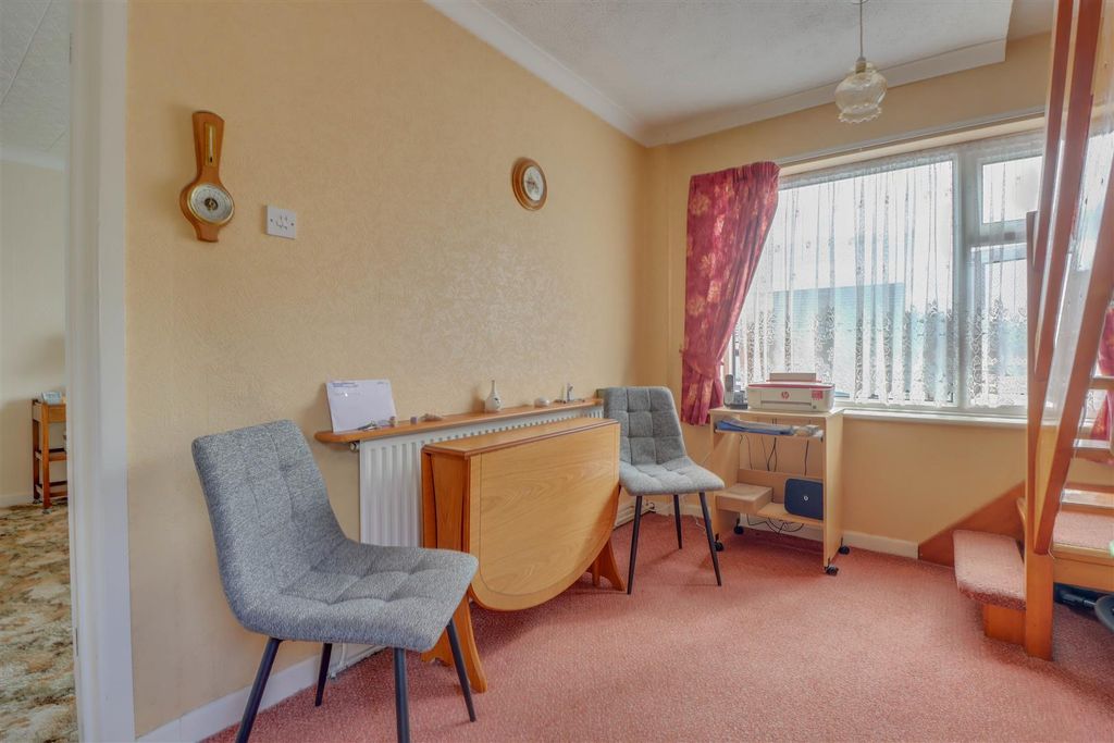 Property photo 3 of 18 32 Leasway_.Jpg
