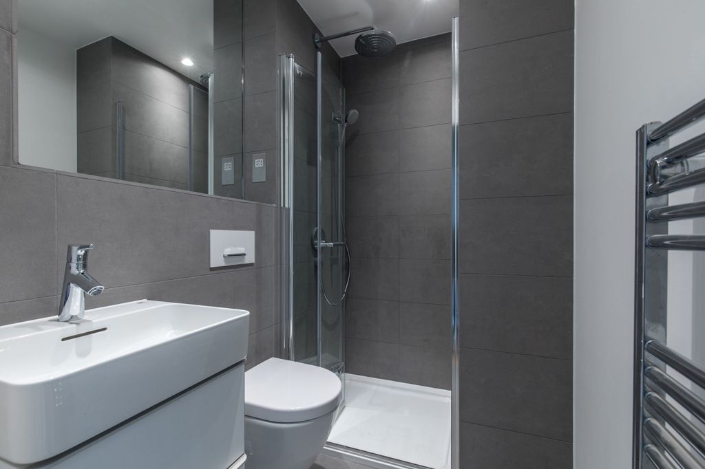 Property photo 2 of 10 Bathroom