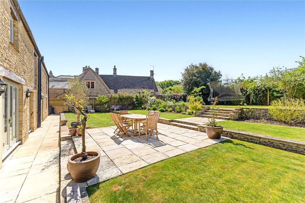 Property photo 3 of 23 Gardens