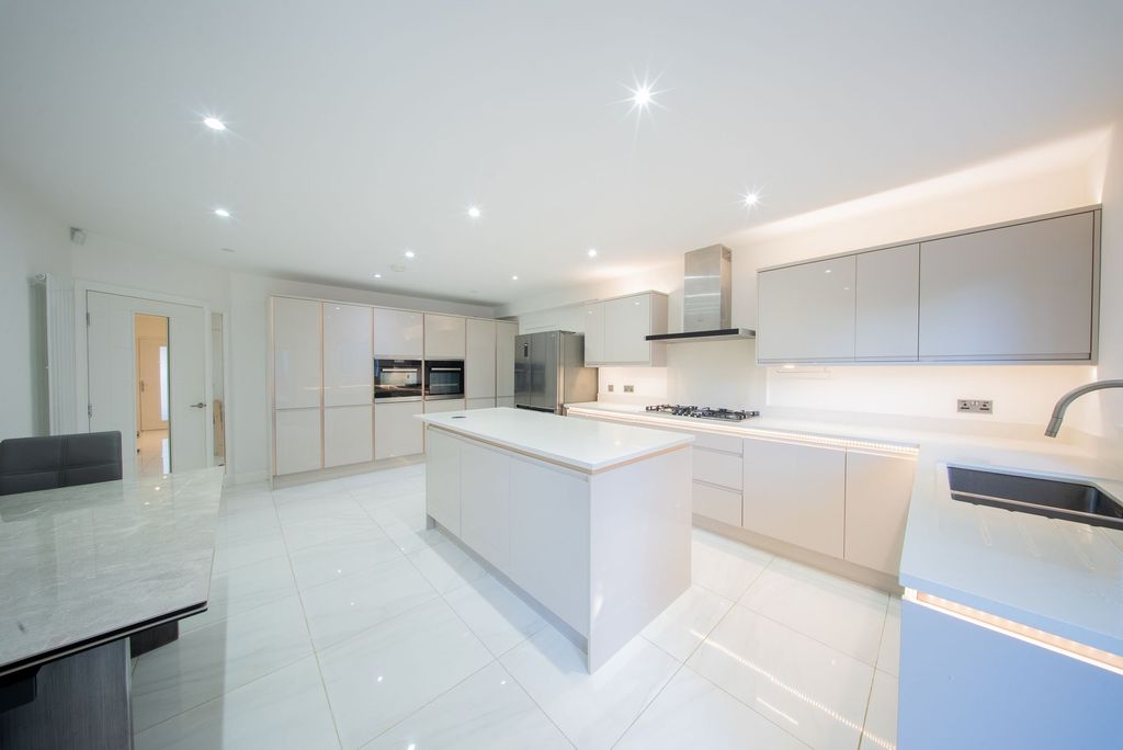 Property photo 2 of 12 Kitchen