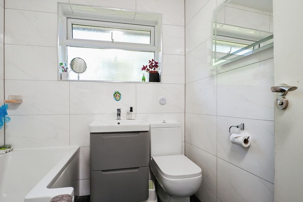 Property photo 3 of 18 Bathroom