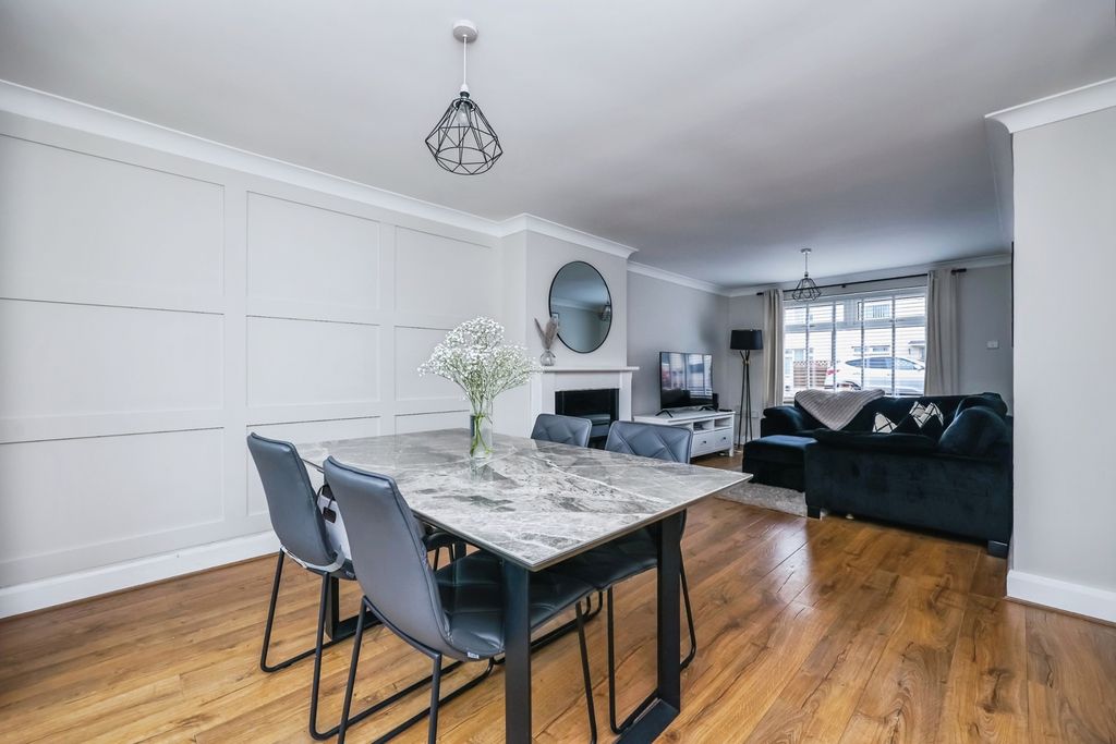 Property photo 3 of 19 Lounge