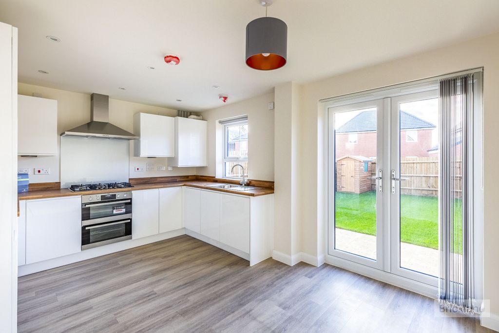 Property photo 2 of 8 Kitchen