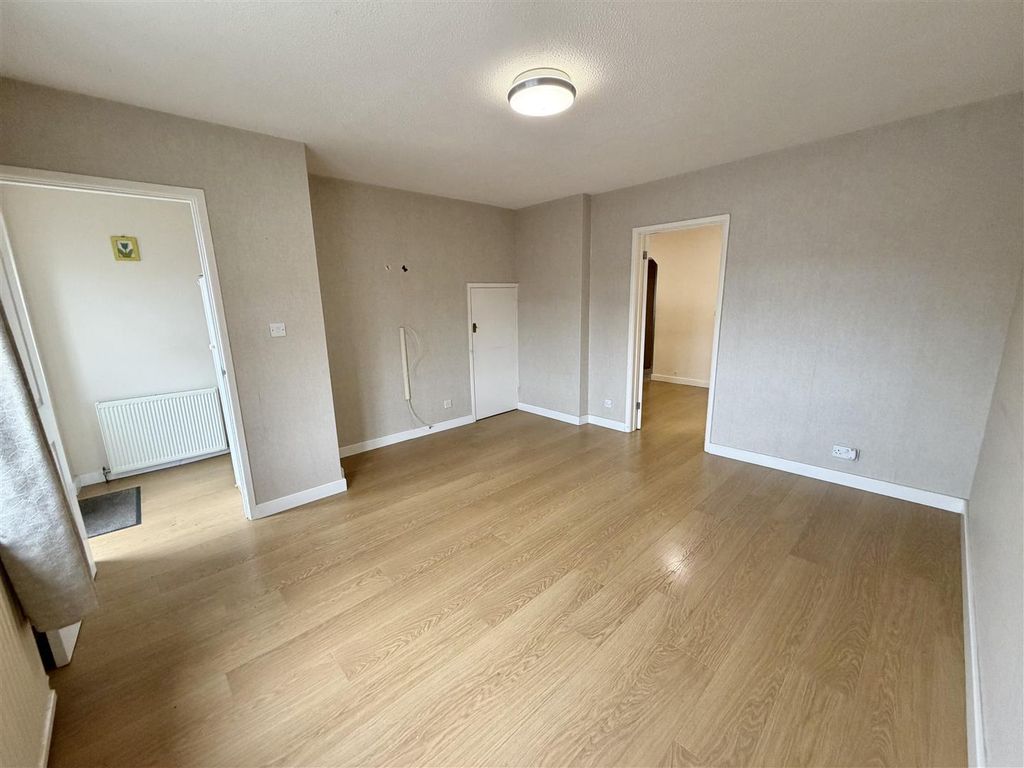 Property photo 3 of 21 Lounge