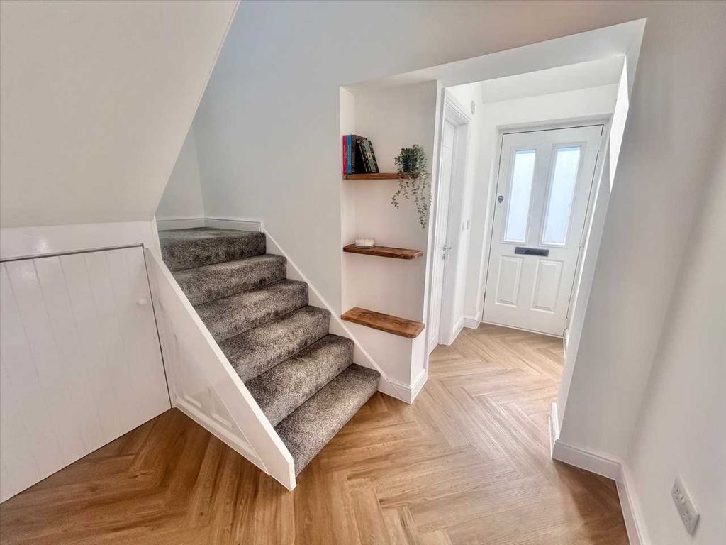 Property photo 3 of 27 Entrance Hallway