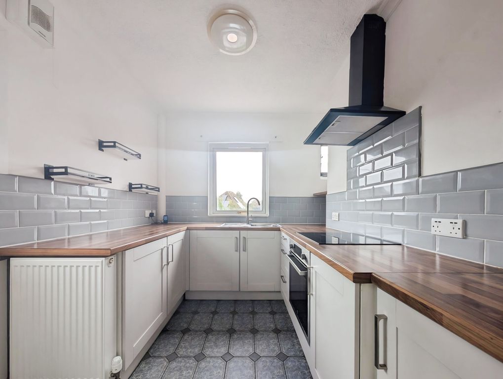 Property photo 3 of 18 Kitchen