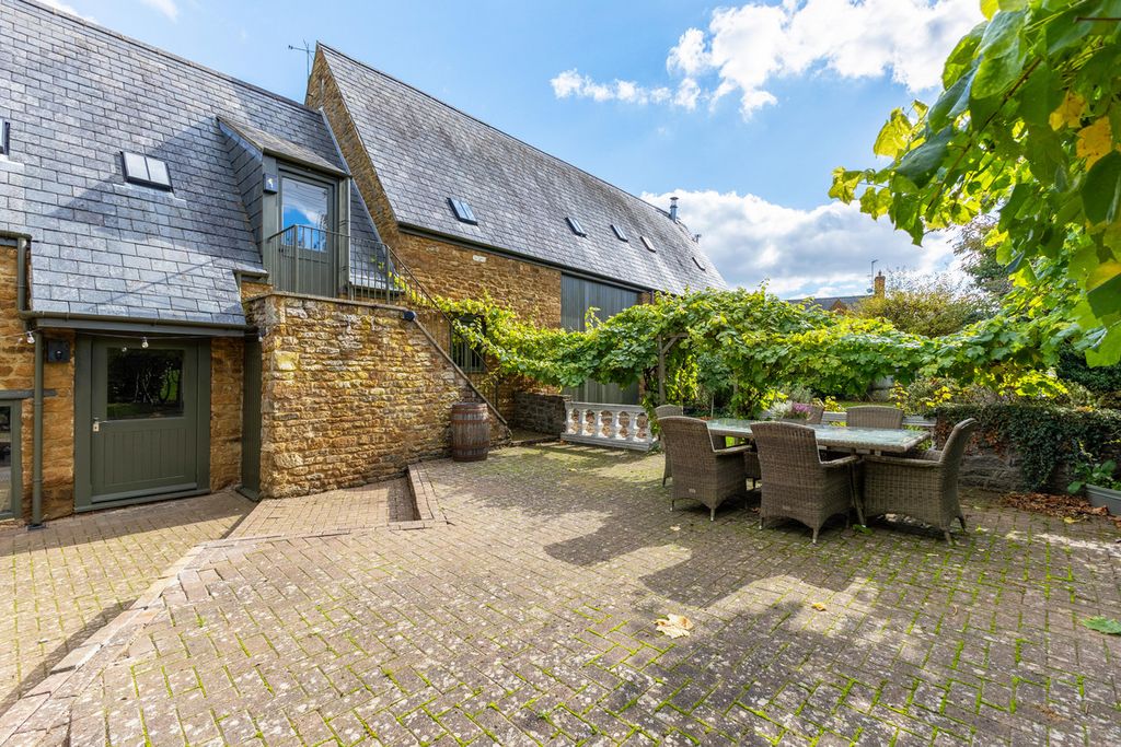 Property photo 2 of 40