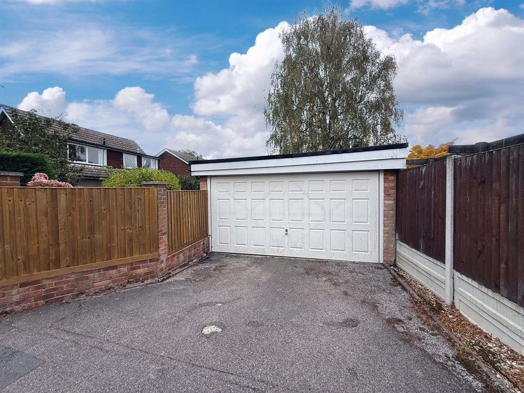 Property photo 3 of 19 Garage.Jpg