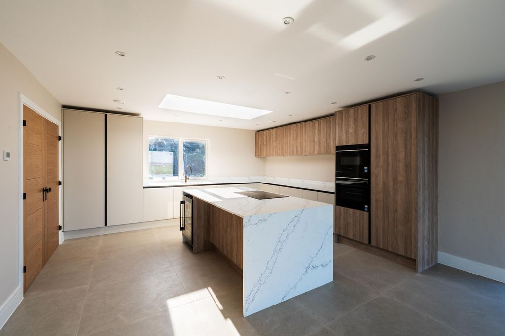 Property photo 2 of 25