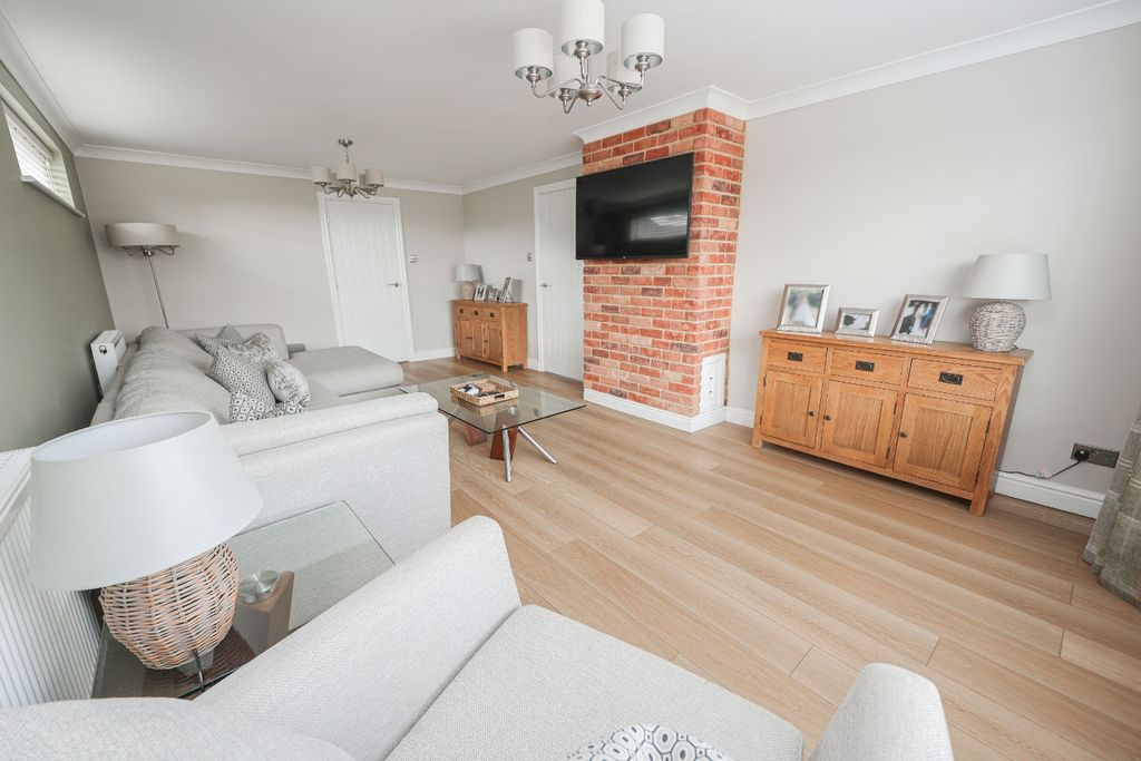 Property photo 2 of 17 4507312