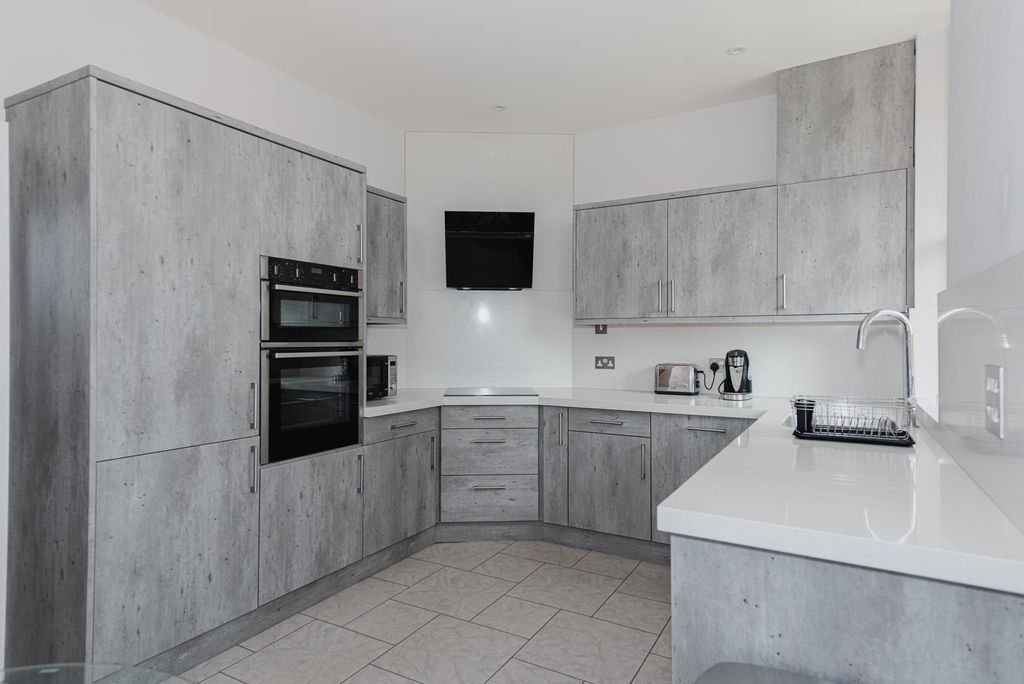 Property photo 3 of 26 Online 13.Jpg