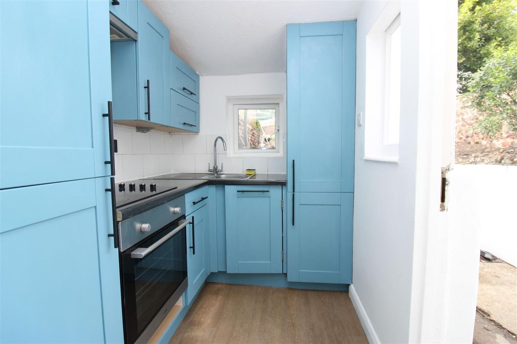 Property photo 2 of 10 Kitchen
