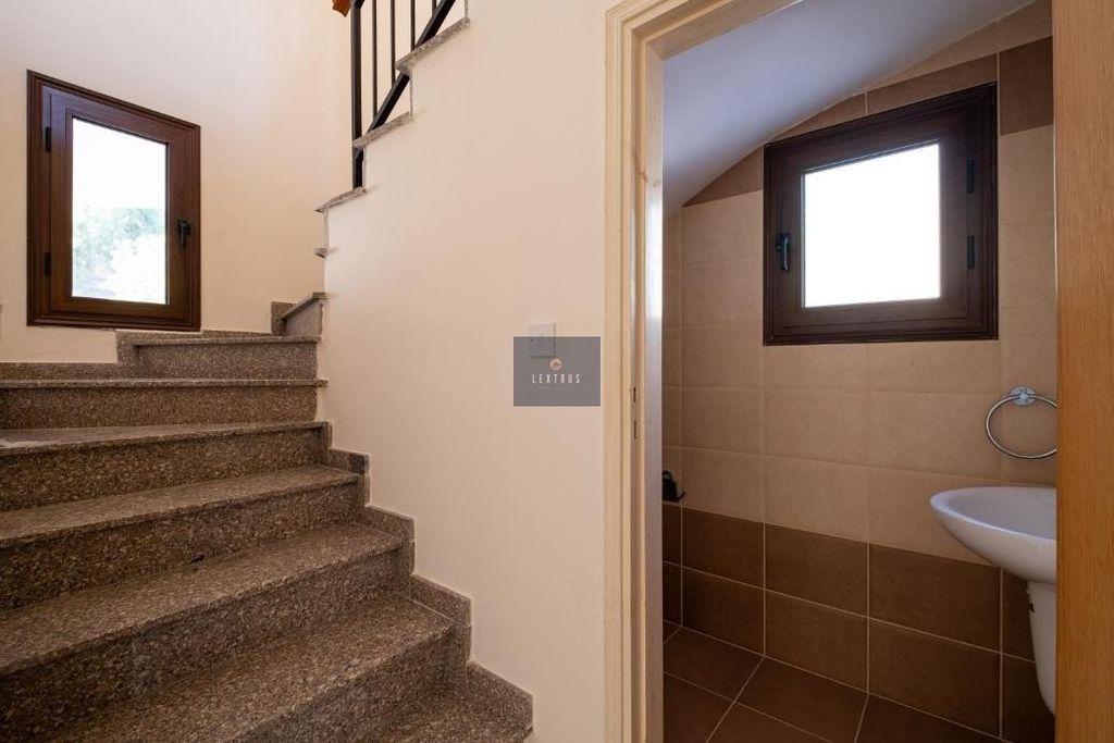 Property photo 2 of 32