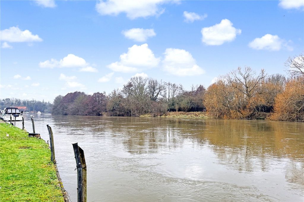 Property photo 2 of 18 River Thames South