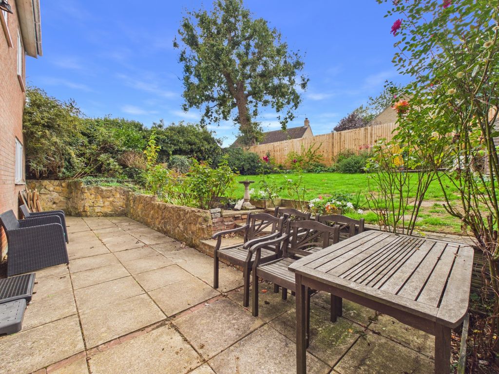 Property photo 2 of 12 Paddock Close
