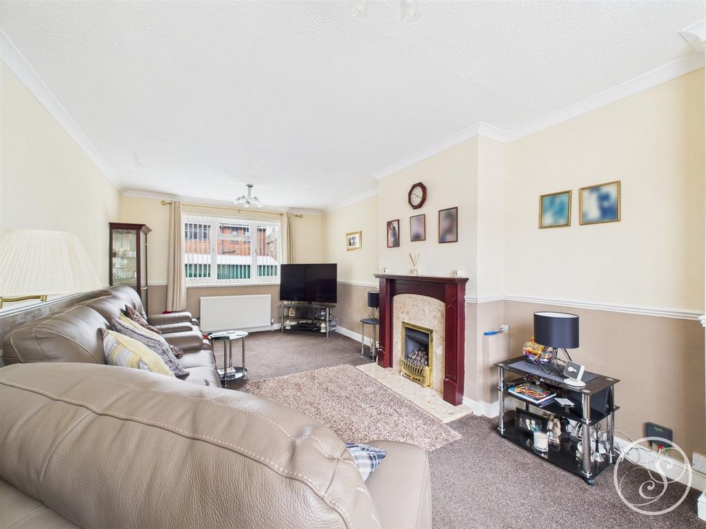 Property photo 2 of 19 Lounge