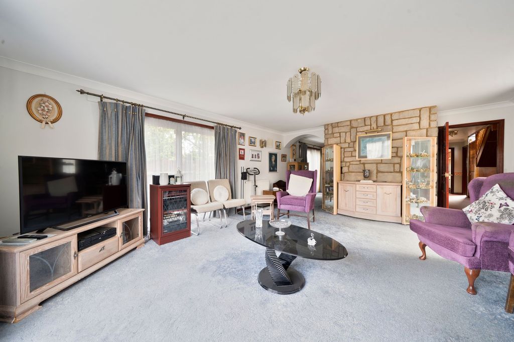 Property photo 2 of 28