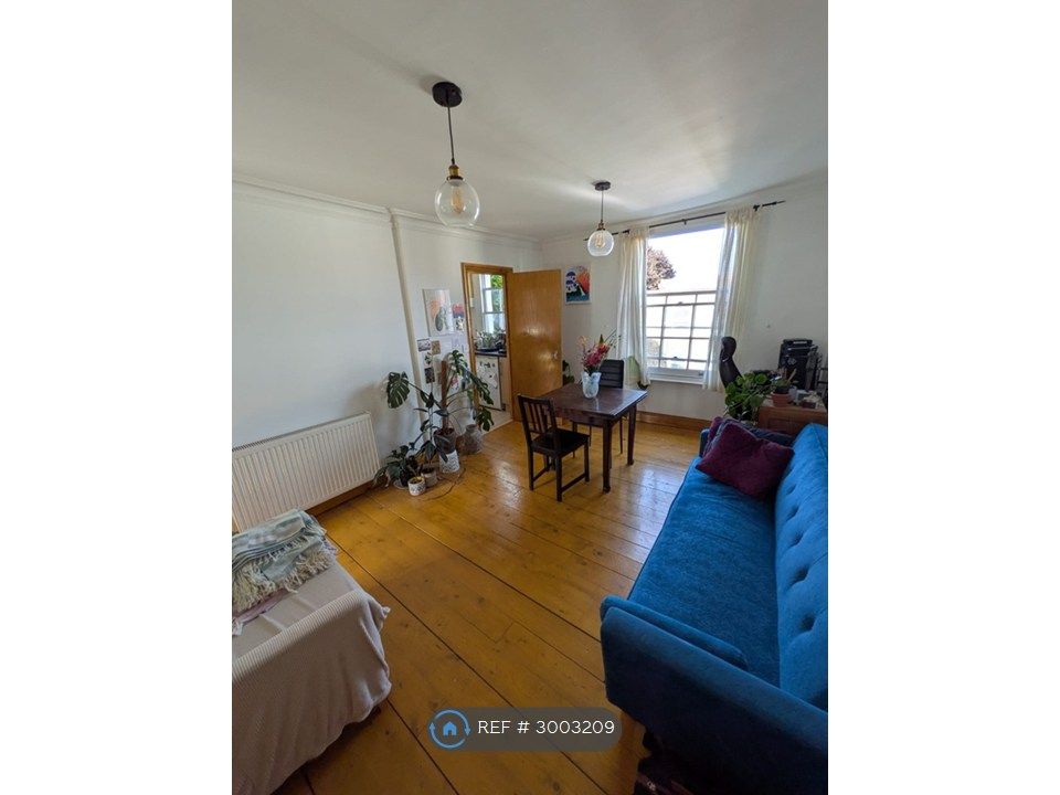 Property photo 1 of 12 Lounge