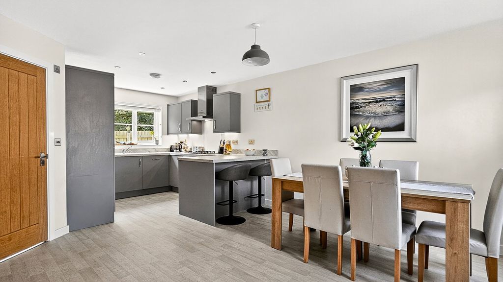 Property photo 2 of 27