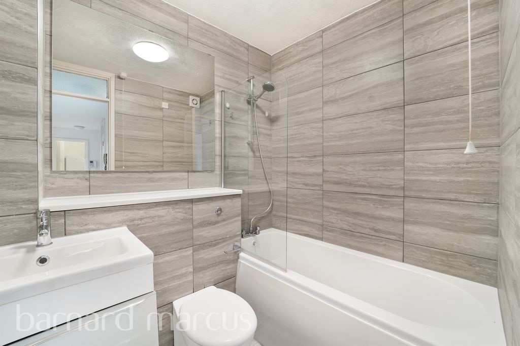 Property photo 2 of 8 Bathroom