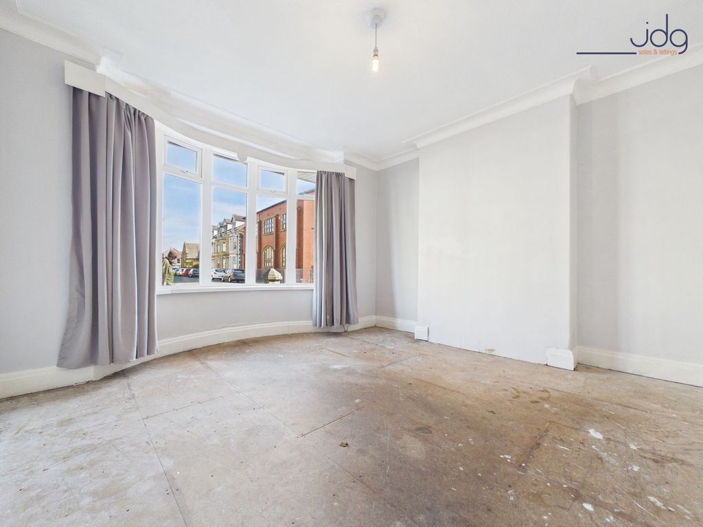 Property photo 3 of 18 Lounge