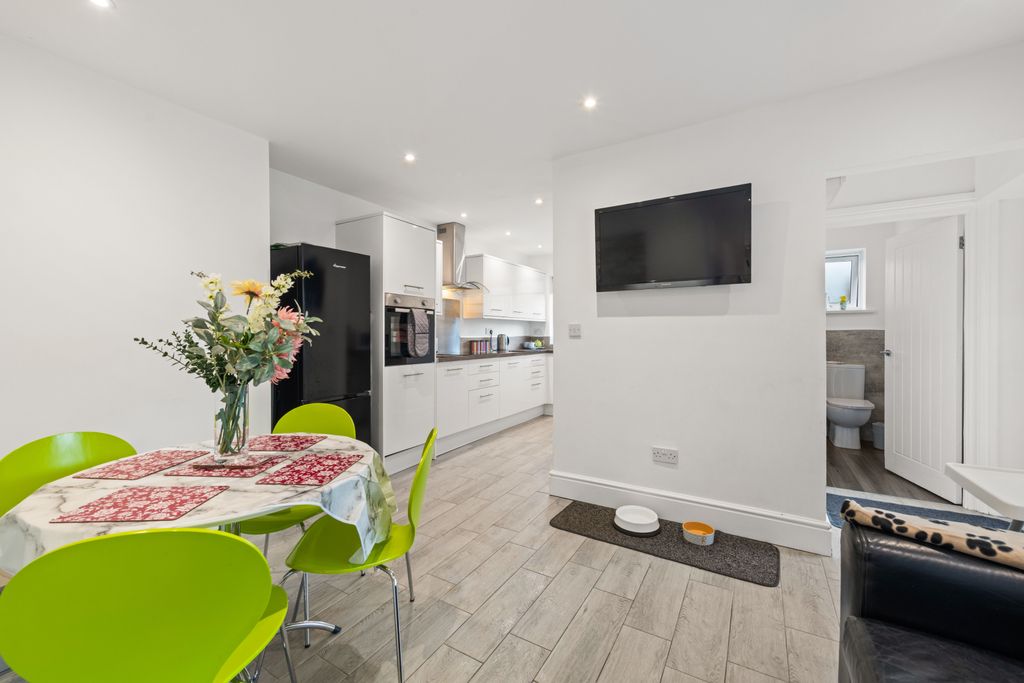 Property photo 3 of 35