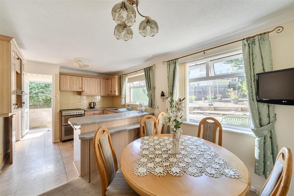 Property photo 2 of 17 Kitchen / Diner