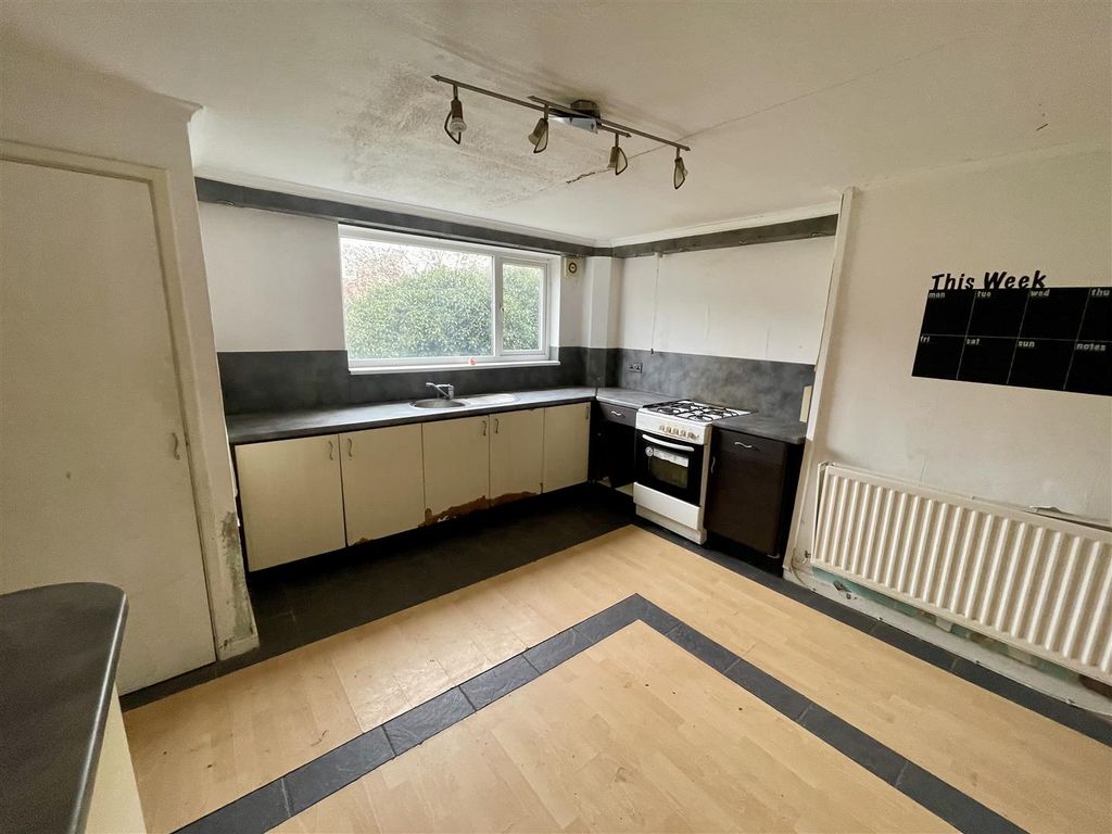 Property photo 3 of 13 Kitchen