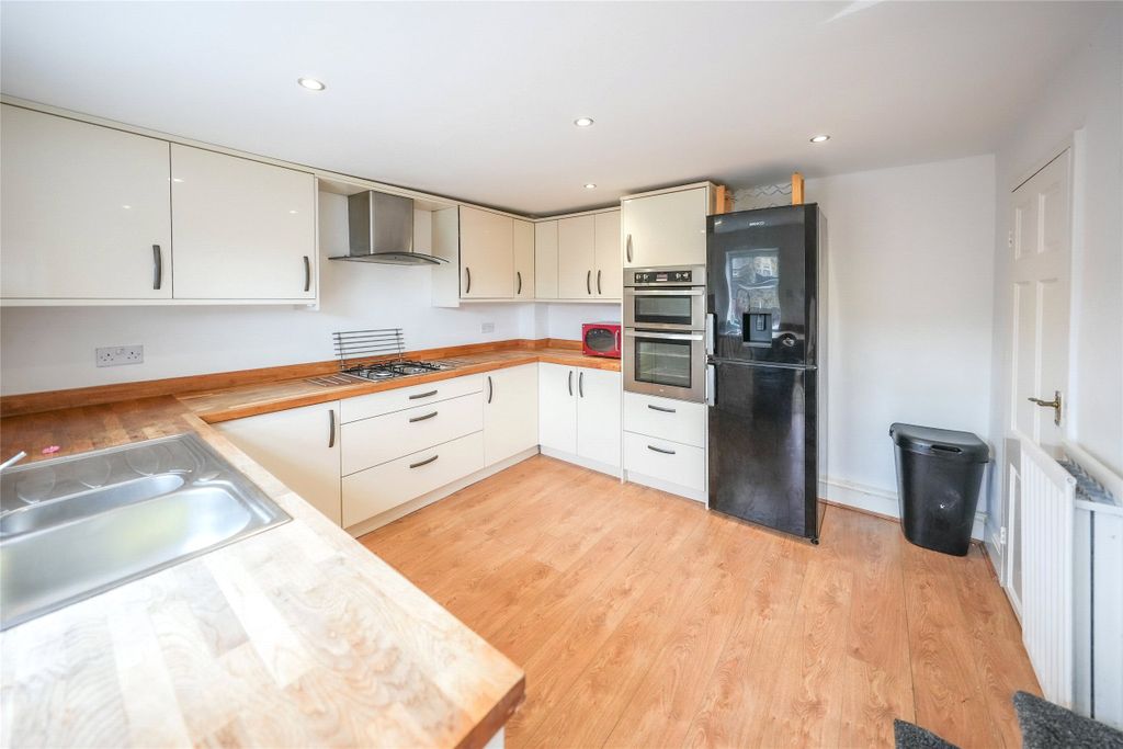 Property photo 1 of 11 Kitchen