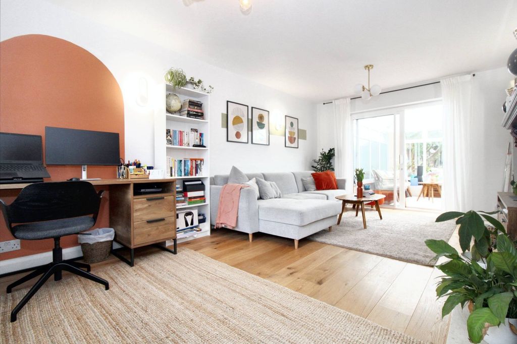 Property photo 1 of 18 Lounge