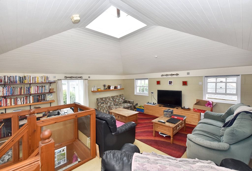 Property photo 3 of 13 Bedroom/Studio