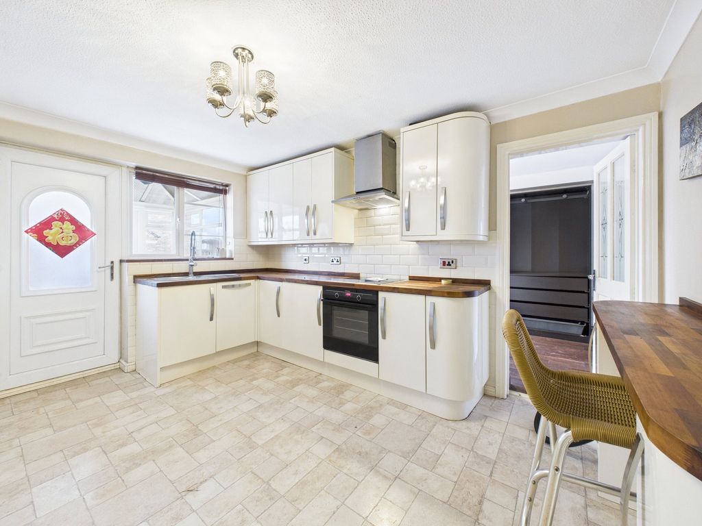 Property photo 3 of 12 Kitchen