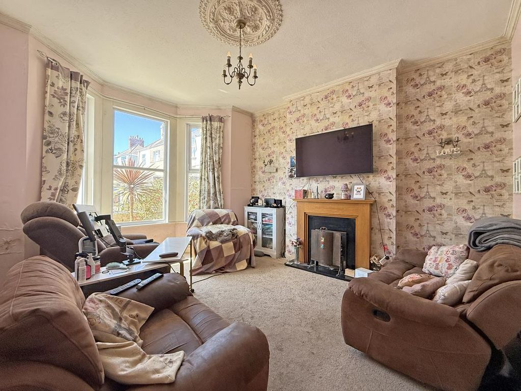 Property photo 2 of 19 Faringdon Road 48 - Living Room.Jpg