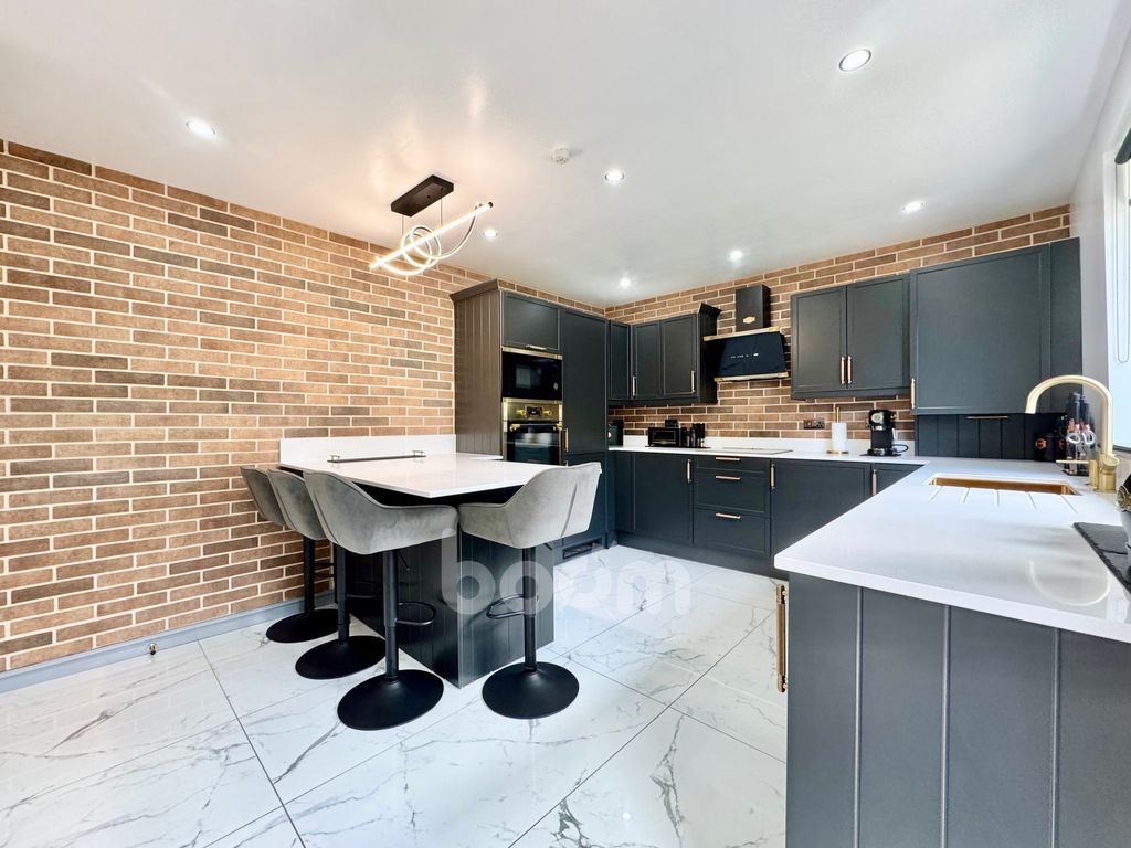 Property photo 2 of 22 Arran Crescent, Beith Kitchen Pic