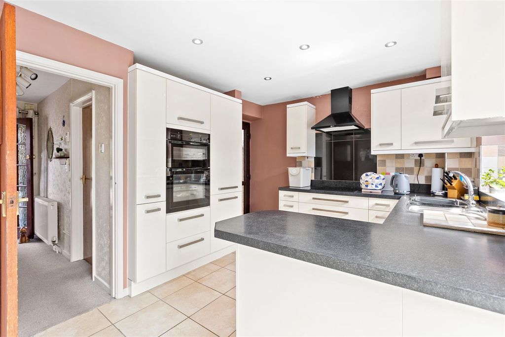 Property photo 3 of 28 Kitchen