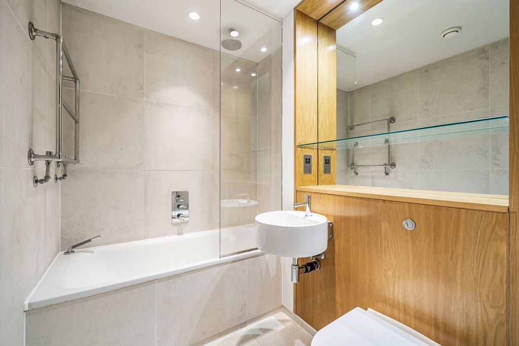Property photo 2 of 12 Bathroom