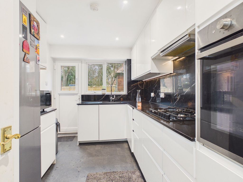 Property photo 3 of 10 Kitchen