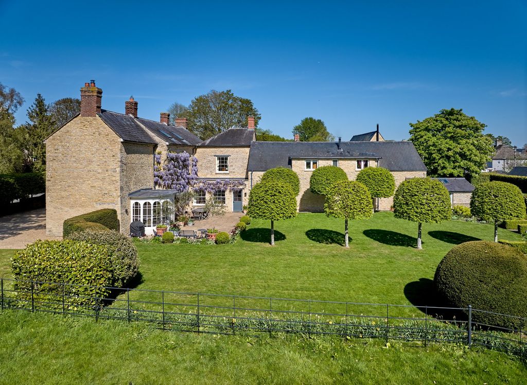 Property photo 1 of 27 Court Farm House