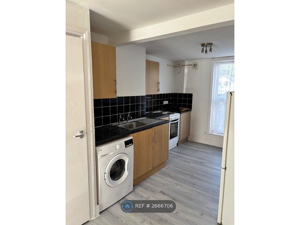 Property photo 3 of 10 Kitchen