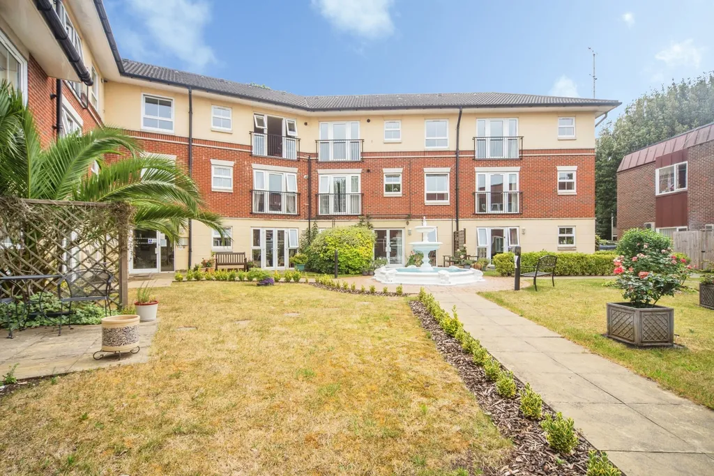 Apartment in Southampton - View 3