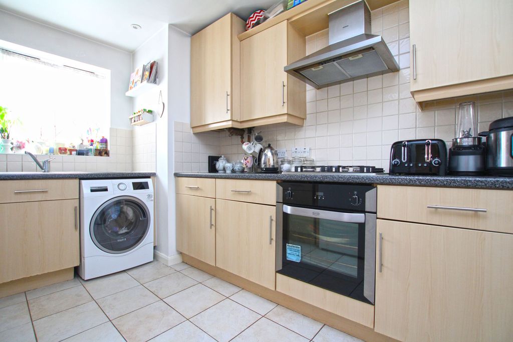 Property photo 3 of 12 Kitchen
