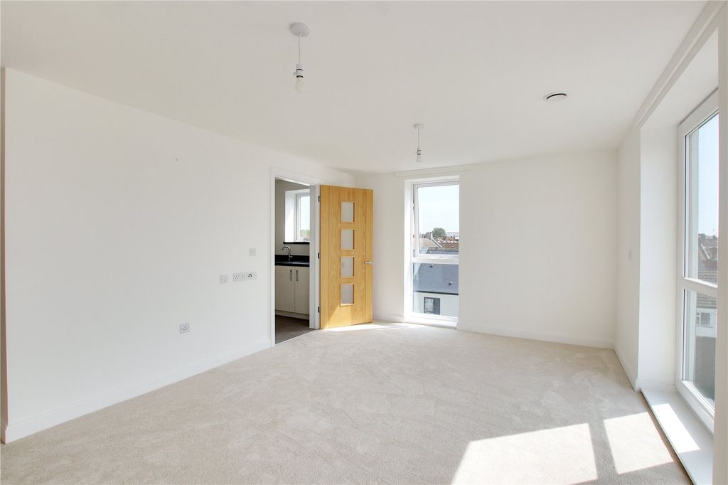 Property photo 2 of 15 Picture No. 12