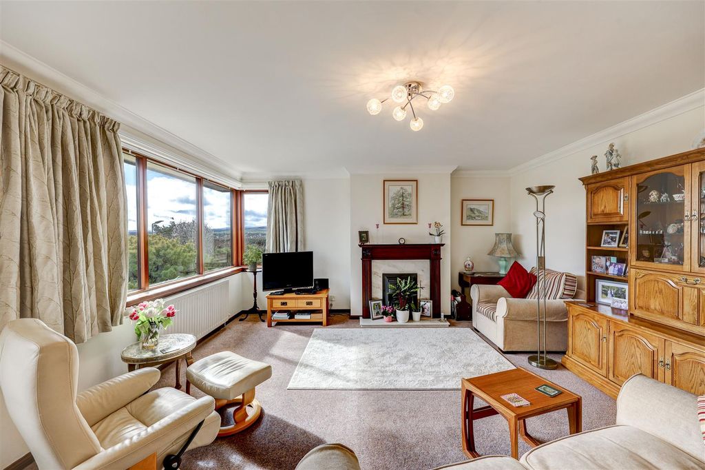 Property photo 2 of 37 Lounge