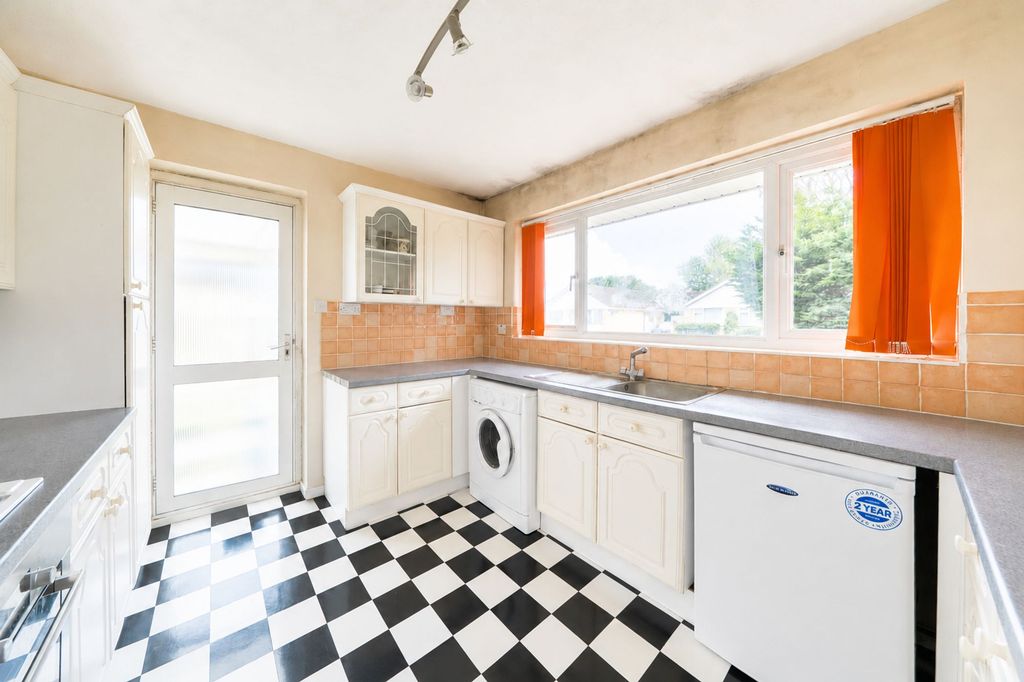 Property photo 3 of 19 Kitchen