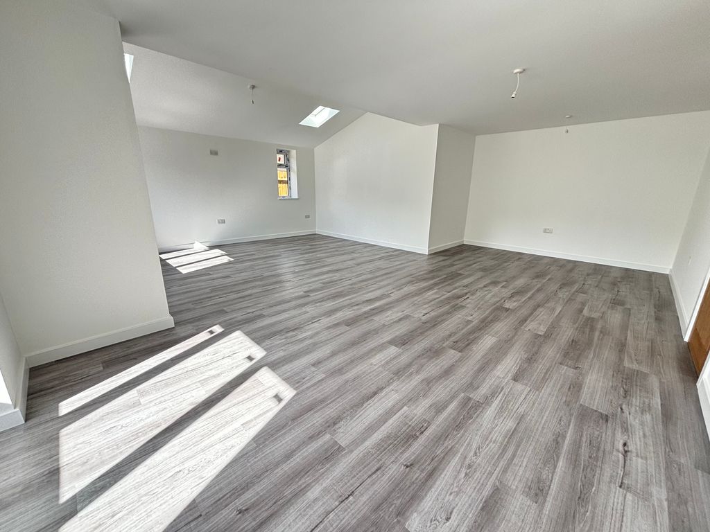 Property photo 3 of 27 Image