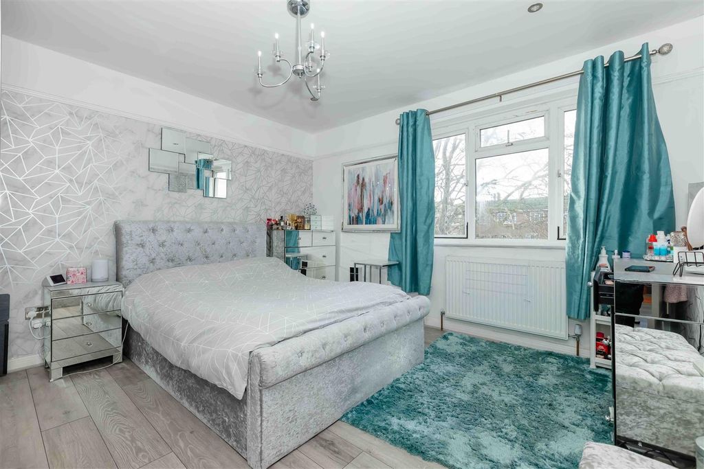 Property photo 3 of 11 Meadway_9.Jpg